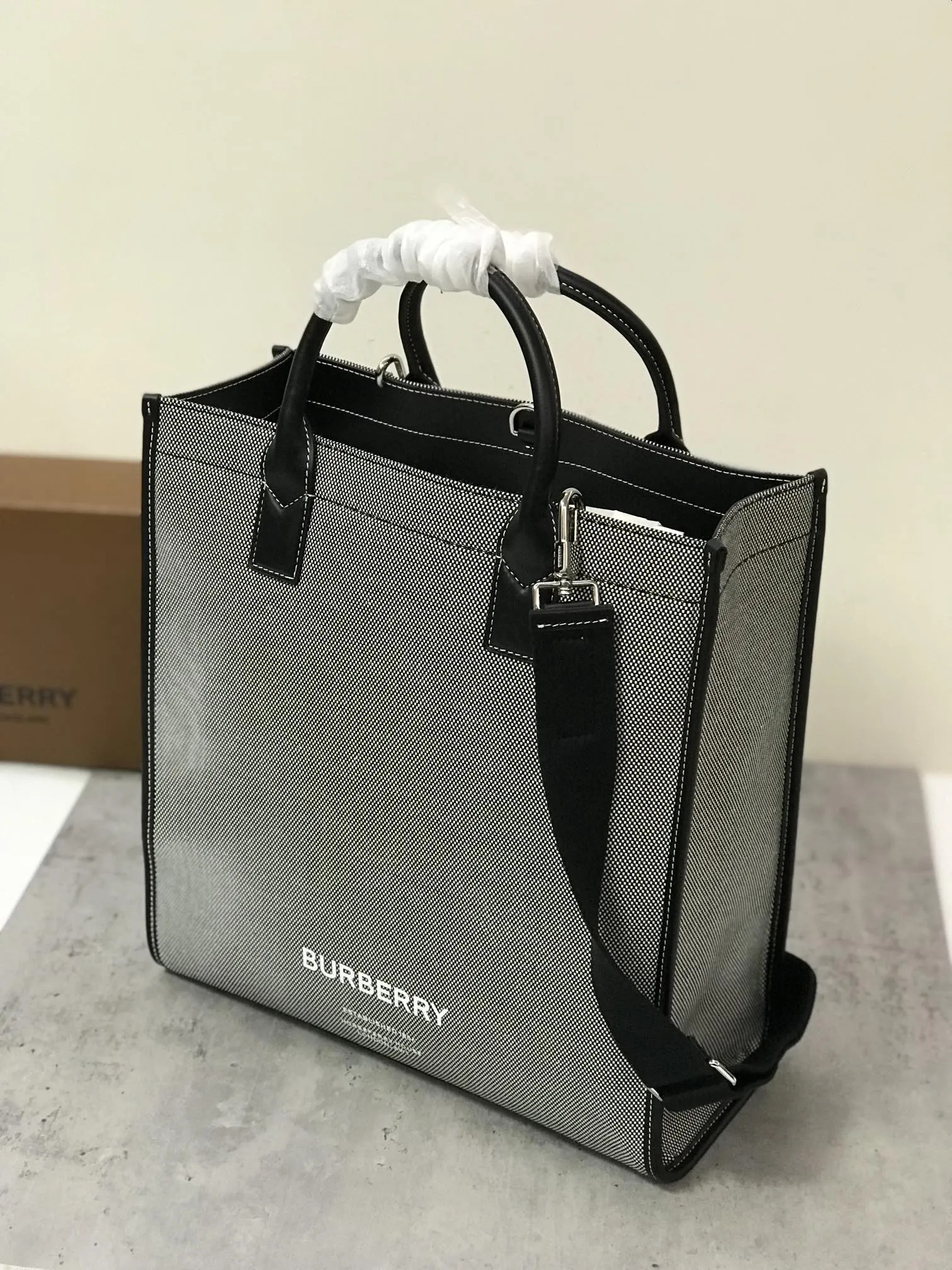 BB Horseferry Print Cotton Canvas Tote Black/Grey For Women, Women’s Bags, Shoulder And Crossbody Bags 14in/ 35.5cm BUR 80508141